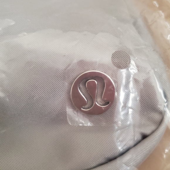 BNWT Lululemon Everywhere 1L Belt Bag - Silver Drop/White - Picture 6 of 9